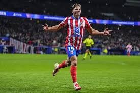 NBA-湖人不敌雄鹿 东契奇与字母哥争抢球权